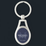 Name und Monogramm der Personalisierten Trauzeugen Schlüsselanhänger<br><div class="desc">Fügen Sie Ihrer Hochzeit eine persönliche Touch mit personalisierten Trauzeugen Schlüsselanhänger hinzu. Dieser Schlüsselanhänger zeigt den Namen des personalisierten Trauzeugen mit dem Titel und dem Hochzeitdatum in Weiß und Mongramm in hellblau als Hintergrund,  im klassischen Serif-Schriftart-Stil,  auf marineblau Hintergrund. Auch perfekt für Trauzeuge,  Brautvater,  Ringträger und mehr.</div>