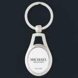 Name und Monogramm des modernen Personalisierten T Schlüsselanhänger<br><div class="desc">Moderne Geschenke für Personalisierten Trauzeuge mit dem Namen,  dem Titel und dem Hochzeitsdatum des personalisierten Trauzeugen in schwarzem klassischem Serif-Schriftart auf weißem Hintergrund. Auch perfekt für Trauzeuge,  Vater der Braut und mehr.</div>