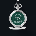 Name und Monogramm des personalisierten Trauzeugen Armbanduhr<br><div class="desc">Eleganter Schwarz-Weiß Personalisierter Trauzeuge Geschenke mit personalisiertem Monogramm in weißem,  elegantem Skript-Schriftart-Stil mit Trauzeuge Name und Titel im klassischen Serif-Schriftart-Stil auf smaragdgrünen Hintergrund. Auch perfekt für Trauzeuge,  Brautvater,  Brautjungfrau,  Trauzeugin,  Blume Mädchen,  Brautmutter und mehr.</div>