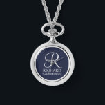 Name und Monogramm des personalisierten Trauzeugen Armbanduhr<br><div class="desc">Eleganter Schwarz-Weiß-Personalisierter Trauzeuge Geschenke mit personalisiertem Monogramm in weißem,  elegantem Skript-Schriftart-Stil mit Trauzeugen Namen und Titel im klassischen Serif-Schriftart-Stil auf marinebasischem Hintergrund. Auch perfekt für Trauzeuge,  Brautvater,  Brautjungfrau,  Trauzeugin,  Blume Mädchen,  Brautmutter und mehr.</div>