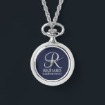 Name und Monogramm des personalisierten Trauzeugen Armbanduhr<br><div class="desc">Eleganter Schwarz-Weiß-Personalisierter Trauzeuge Geschenke mit personalisiertem Monogramm in weißem, elegantem Skript-Schriftart-Stil mit Trauzeugen Namen und Titel im klassischen Serif-Schriftart-Stil auf marinebasischem Hintergrund. Auch perfekt für Trauzeuge, Brautvater, Brautjungfrau, Trauzeugin, Blume Mädchen, Brautmutter und mehr.</div>