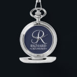 Name und Monogramm des personalisierten Trauzeugen Armbanduhr<br><div class="desc">Eleganter Schwarz-Weiß-Personalisierter Trauzeuge Geschenke mit personalisiertem Monogramm in weißem,  elegantem Skript-Schriftart-Stil mit Trauzeugen Namen und Titel im klassischen Serif-Schriftart-Stil auf marinebasischem Hintergrund. Auch perfekt für Trauzeuge,  Brautvater,  Brautjungfrau,  Trauzeugin,  Blume Mädchen,  Brautmutter und mehr.</div>