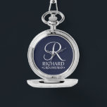 Name und Monogramm des personalisierten Trauzeugen Armbanduhr<br><div class="desc">Eleganter Schwarz-Weiß-Personalisierter Trauzeuge Geschenke mit personalisiertem Monogramm in weißem,  elegantem Skript-Schriftart-Stil mit Trauzeugen Namen und Titel im klassischen Serif-Schriftart-Stil auf marinebasischem Hintergrund. Auch perfekt für Trauzeuge,  Brautvater,  Brautjungfrau,  Trauzeugin,  Blume Mädchen,  Brautmutter und mehr.</div>