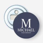 Name und Monogramm des Personalisierten Trauzeugen Flaschenöffner<br><div class="desc">Moderne Schwarz-Weiß-Geschenke mit personalisiertem Monogramm,  Name und Titel des Trauzeugen im klassischen,  weißen Serif-Schriftart-Stil auf marineblau Hintergrund. Auch perfekt für Trauzeuge,  Vater der Braut und mehr.</div>