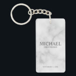Name und Monogramm des Personalisierten Trauzeugen Schlüsselanhänger<br><div class="desc">Moderne Geschenke mit Personalisiertem Trauzeuge, die den Namen, den Titel und das Hochzeitdatum des personalisierten Trauzeugen in einem klassischen, grauen Serif-Schriftart auf weißem Marmorhintergrund darstellen. Auch perfekt für Trauzeuge, Vater der Braut und mehr. Bitte beachten Sie: Die Marmordetails werden im Kunstwerk simuliert. Bei der Herstellung dieses Produktes wird kein Marmor...</div>
