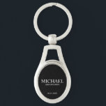 Name und Monogramm des Personalisierten Trauzeugen Schlüsselanhänger<br><div class="desc">Moderne Geschenke für Personalisierten Trauzeuge mit dem Namen,  dem Titel und dem Hochzeitsdatum des personalisierten Trauzeugen im klassischen,  weißen Serif-Schriftart-Stil auf schwarzem Hintergrund. Auch perfekt für Trauzeuge,  Vater der Braut und mehr.</div>