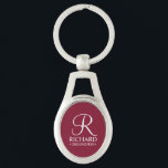 Name und Monogramm des personalisierten Trauzeugen Schlüsselanhänger<br><div class="desc">Elegante Personalisierte Trauzeuge Geschenke mit personalisiertem Monogramm in weißem,  elegantem Script-Schriftart-Stil mit Trauzeugen Namen und Titel im klassischen Serif-Schriftart-Stil auf bordeauxrotem Hintergrund. Auch perfekt für Trauzeuge,  Brautvater,  Brautjungfrau,  Trauzeugin,  Blume Mädchen,  Brautmutter und mehr.</div>