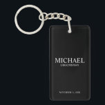 Name und Monogramm des Personalisierten Trauzeugen Schlüsselanhänger<br><div class="desc">Moderne Geschenke für Personalisierten Trauzeuge mit dem Namen,  dem Titel und dem Hochzeitsdatum des personalisierten Trauzeugen im klassischen,  weißen Serif-Schriftart-Stil auf schwarzem Hintergrund. Auch perfekt für Trauzeuge,  Vater der Braut und mehr.</div>