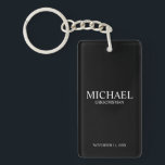 Name und Monogramm des Personalisierten Trauzeugen Schlüsselanhänger<br><div class="desc">Moderne Geschenke für Personalisierten Trauzeuge mit dem Namen,  dem Titel und dem Hochzeitsdatum des personalisierten Trauzeugen im klassischen,  weißen Serif-Schriftart-Stil auf schwarzem Hintergrund. Auch perfekt für Trauzeuge,  Vater der Braut und mehr.</div>