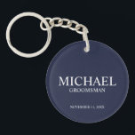 Name und Monogramm des Personalisierten Trauzeugen Schlüsselanhänger<br><div class="desc">Moderne Geschenke für Personalisierten Trauzeuge mit dem Namen,  dem Titel und dem Hochzeitsdatum des personalisierten Trauzeugen im klassischen,  weißen Serif-Schriftart-Stil auf marinebasischem Hintergrund. Auch perfekt für Trauzeuge,  Vater der Braut und mehr.</div>