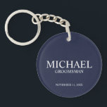 Name und Monogramm des Personalisierten Trauzeugen Schlüsselanhänger<br><div class="desc">Moderne Geschenke für Personalisierten Trauzeuge mit dem Namen,  dem Titel und dem Hochzeitsdatum des personalisierten Trauzeugen im klassischen,  weißen Serif-Schriftart-Stil auf marinebasischem Hintergrund. Auch perfekt für Trauzeuge,  Vater der Braut und mehr.</div>