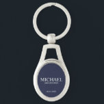 Name und Monogramm des Personalisierten Trauzeugen Schlüsselanhänger<br><div class="desc">Moderne Geschenke für Personalisierten Trauzeuge mit dem Namen,  dem Titel und dem Hochzeitsdatum des personalisierten Trauzeugen im klassischen,  weißen Serif-Schriftart-Stil auf marinebasischem Hintergrund. Auch perfekt für Trauzeuge,  Vater der Braut und mehr.</div>