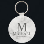 Name und Monogramm des Personalisierten Trauzeugen Schlüsselanhänger<br><div class="desc">Moderne Schwarz-Weiß-Geschenke mit personalisiertem Monogramm,  Name und Titel des Trauzeugen in einem klassischen,  grauen Serif-Schriftart auf weißem Marmorhintergrund. Auch perfekt für Trauzeuge,  Vater der Braut und mehr. Bitte beachten Sie: Die Marmordetails werden im Kunstwerk simuliert. Bei der Herstellung dieses Produktes wird kein Marmor verwendet</div>