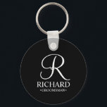 Name und Monogramm des Personalisierten Trauzeugen Schlüsselanhänger<br><div class="desc">Eleganter Personalisierter Trauzeuge in Schwarz und Weiß mit personalisiertem Monogramm im eleganten,  weißen Script-Schriftart-Stil mit Trauzeugen Namen und Titel im klassischen Serif-Schriftart-Stil auf schwarzem Hintergrund. Auch perfekt für Trauzeuge,  Brautvater,  Brautjungfrau,  Trauzeugin,  Blume Mädchen,  Brautmutter und mehr.</div>