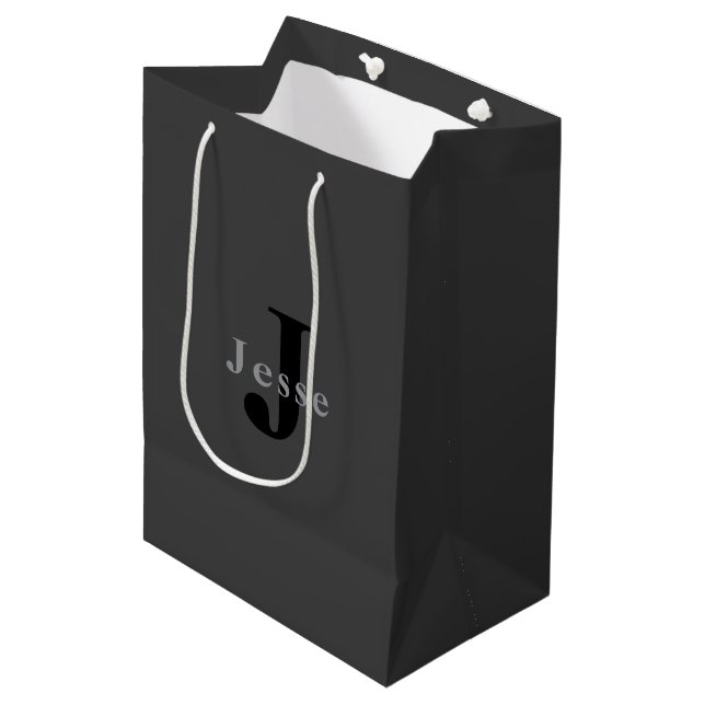 Name und Monogramm | Dunkelgrau Mittlere Geschenktüte (Vorderseite Schrägansicht)
