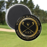 Name und Name des Schwarzen und Gold und Datum des Magnet<br><div class="desc">Mit einem altertümlichen Briefmarke-Effekt klassisches Retro-Design,  personalisieren Sie den Namen des Golfers,  den Golfclub und das Datum zu einem großen Sake für alle Golfer. Entwickelt von Thisisnotme©</div>