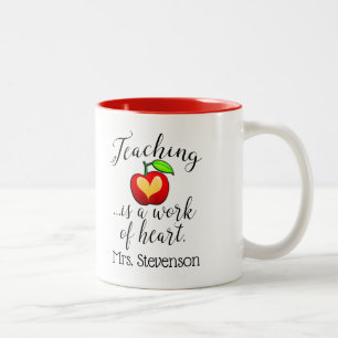 Name-Unterricht ist eine Arbeit des Herz-Lehrers Zweifarbige Tasse