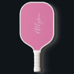Name, weißes Skript, Vertikal auf Rosa personalisi Pickleball Schläger<br><div class="desc">Personalisieren Sie Ihren Namen vertikal In weißem Script auf rosa Hintergrund.</div>