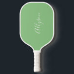 Name, weißes Skript, Vertikal auf Seite anpassen Pickleball Schläger<br><div class="desc">Personalisieren Sie Ihren Namen vertikal In weißem Skripttext auf Salbei Hintergrund.</div>