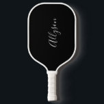Name, weites Skript, Vertikal auf schwarz Pickleball Schläger<br><div class="desc">Personalisieren Sie Ihren Namen vertikal In weißem Skripttext auf schwarzem Hintergrund.</div>