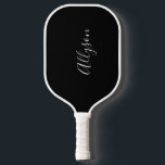 Name, weites Skript, Vertikal auf schwarz Pickleball Schläger<br><div class="desc">Personalisieren Sie Ihren Namen vertikal In weißem Skripttext auf schwarzem Hintergrund.</div>