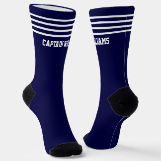 Namen von weißen Streifen auf dunkelblauen Socken 