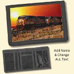 Namensmeldung hinzufügen - Sunset Diesel Lokomotiv Trifold Geldbörse<br><div class="desc">UP-Güterzug bei Sunset - jeder Diesel-Train-Enthusiast wird dieses Design Liebe geben. - Fügen Sie einen Namen oder Text - oder löschen - Sehen Sie meinen Speicher für mehr großartige Zuggeschenke.</div>