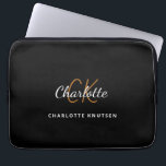 Namensschild für das Schwarze Gold-Monogramm Laptopschutzhülle<br><div class="desc">Ein klassisch schicker schwarzer Hintergrund. Personalisieren und fügen Sie Ihren Vornamen,  Monogramm-Initialen und vollständigen Namen. Der Vorname wird mit einem modernen handgeschriebenen Stilskript geschrieben. Modern,  trendig und einfach.</div>