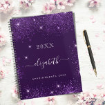 Namensschild für lila Glitzer 2023 Planer<br><div class="desc">Tiefer lila Hintergrund, weißer Text. Dekoriert mit Imitaten Glitzer Staub. Personalisieren und fügen Sie ein Jahr, Ihren Vornamen und einen Titel. Der Name wird mit einem modernen handgeschriebenen Stilskript mit Swashes geschrieben. Um die Swashes behalten, löschen Sie nur den Beispielnamen, verlass die Leerzeichen oder Emoji's vor und nach dem Namen....</div>