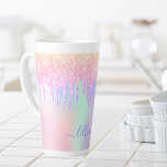 Namensschrift für holografische rosa Tropfen Milchtasse<br><div class="desc">Ein angesagter holografischer Hintergrund mit Einhorn- und Regenbogenpastellfarben in Rosa, lila, Minzgrün. Dekoriert mit rosa und lila Tropfen. Personalisieren und fügen Sie einen Namen, geschrieben mit einem modernen handgeschriebenen Stil Skript mit Swashes. Lila Buchstaben. Um die Swashes behalten, löschen Sie nur den Beispielnamen, verlass die Leerzeichen oder Emoji's vor und...</div>