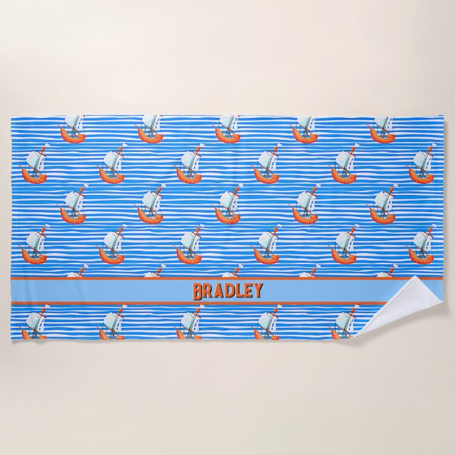 Namenstext, blaue weiße Streifen und Segelboot hin Strandtuch (Vorderseite)