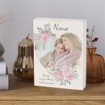 Nana Foto Pink Floral Frame Geometric Gold Heart Holzkisten Schild<br><div class="desc">Benutzerdefinierter Foto-Block, den Sie für jedermann personalisieren und ein beliebtes Sprichwort oder Wörter aus dem Herzen hinzufügen können. Ihr Foto ist Set in einen geometrisch herzenförmigen Goldrahmen. Der Rahmen aus Edelstein ist mit Aquarellbäumen aus rosa Blume geschmückt. Es ist mit dem Wortlaut "Nana .. danke für Ihre endlose Liebe, Wärme...</div>