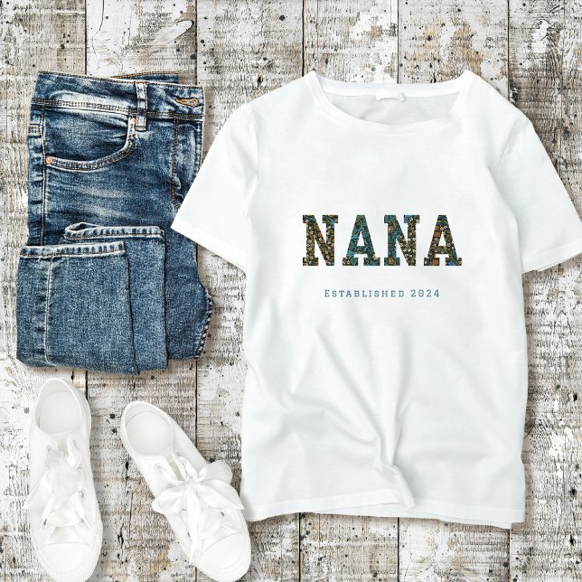 Nana - Jahr für Jahr - trendige Blumen Tri-Blend Shirt (Von Creator hochgeladen)