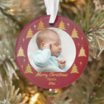 Nana Red and Gold Christmas Trees Foto Ornament<br><div class="desc">Erstellen Sie Ihr eigenes Foto Weihnachtsschmuck in Rot mit goldenen Weihnachtsbäumen und bearbeitbaren Formulierungen. Das Foto-Template ist für Sie Set,  um eines Ihrer Lieblingsfotos hinzuzufügen,  das mit Goldbäumen und Sternen gerahmt sein wird. Der Text liest derzeit Merry Christmas Nana 20xx und Sie können es bearbeiten,  wie Sie möchten.</div>