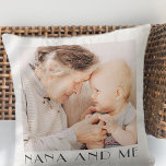 Nana und ich Minimalistisch modernes Foto Kissen<br><div class="desc">Nana und ich in Sans Serif. Fügen Sie individuelle Name und Foto hinzu.</div>