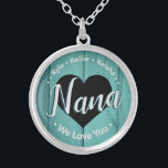 Nana We Liebe You Grandkids Necklace Versilberte Kette<br><div class="desc">Nana Wir Liebe Sie personalisiert große Kinder Namensvorlage. Einfach zu bedienen,  ändern Sie einfach die großen Kindernamen zu Ihren eigenen Kindern.  Der gesamte Text ist entsperrt und bei Bedarf anpassbar. Niedlicher rustikaler Holzkornboden.</div>