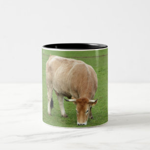 Nantaise Kuh im Feld Zweifarbige Tasse