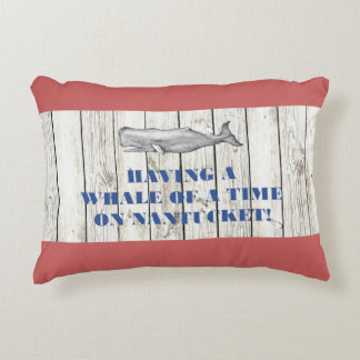 Nantucket Wal einer Zeit auf rotem Kissen