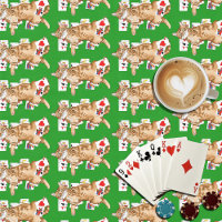 Chat tigré orange drôle jouant aux cartes de solit