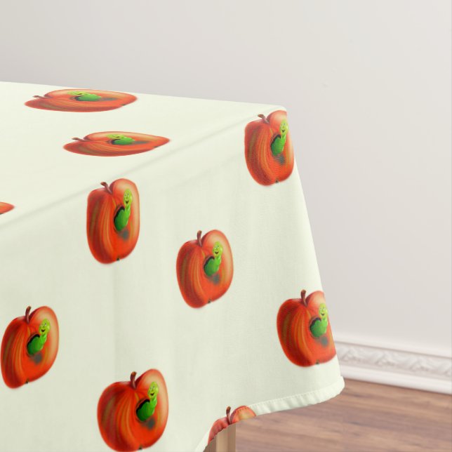 Nappe drôle avec ver heureux dans Pomme rouge (In Situ)