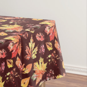 Nappe Motif artistique de feuille d'automne sur le brun