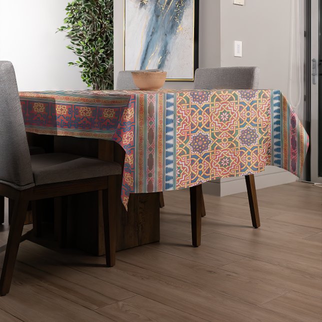 Nappe Motif géométrique Perse/Moyen-Orient (A modern table is covered with an intricate Persian/Middle Eastern Geometric Pattern Tablecloth.)