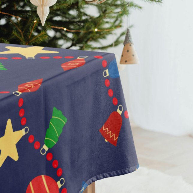 Nappe Ornements de Noël rétro et la marine de la guirlan (Navy blue retro Christmas tablecloth with vintage red, blue, gold and green Christmas ornaments )