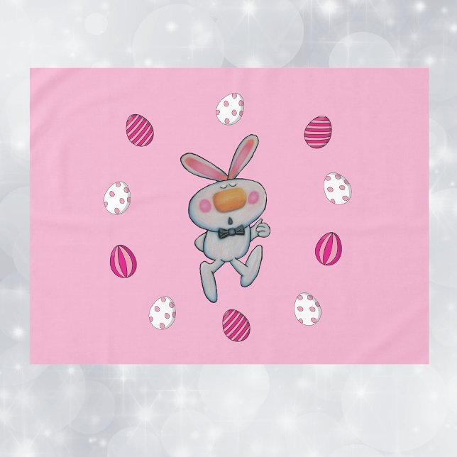 Nappe Pouce Boeuf Blanc Mignonne Vers Le Haut Oeufs De P (Cute white bunny orange nose thumbs up circled by pink easter eggs on light pink tablecloth.)