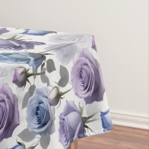 Nappe Roses lavande et bleues sur un fond gris nuageux