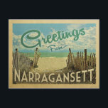 Narragansett Postcard Beach Vintage Travel Postkarte<br><div class="desc">Diese Grüße aus Narragansett Vintage Postkarte Design verfügt über einen Sandstrand mit einem schönen türkisfarbenen Ozean Wasser und über dem Meer,  einen blauen Himmel mit billigen weißen Wolken. Im Vintage Reisen Stil.</div>