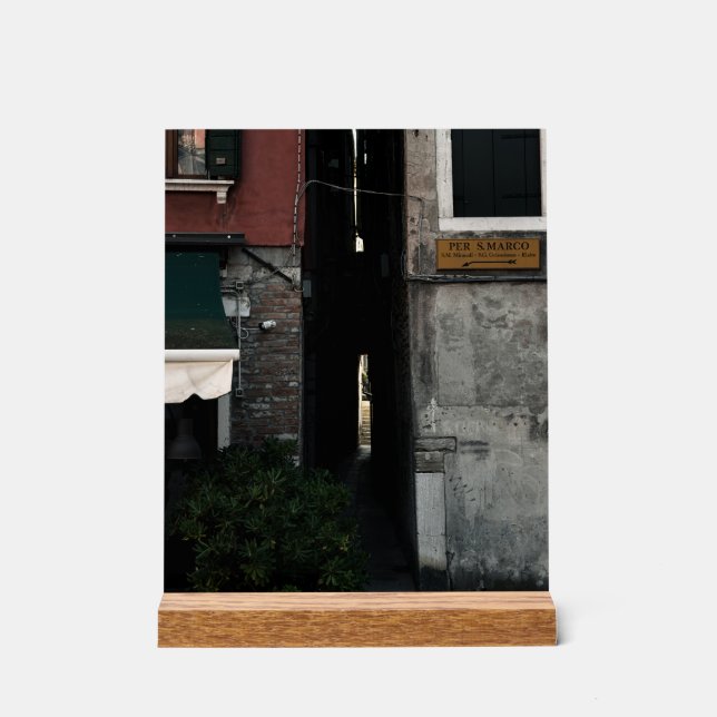 Narrow venetian alleyway (2024) acrylschild (Vorderseite)