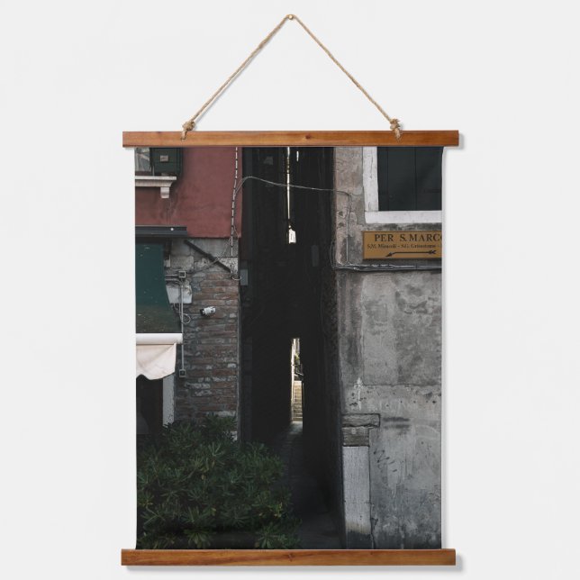 Narrow venetian alleyway (2024) wandteppich mit holzrahmen (Vorderseite)
