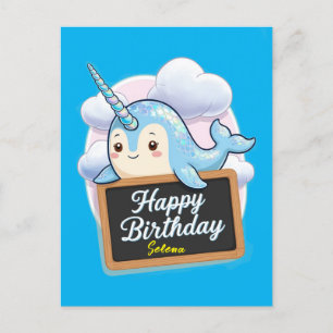 Narwal hält eine Happy Birthday-Schultafel Postkarte