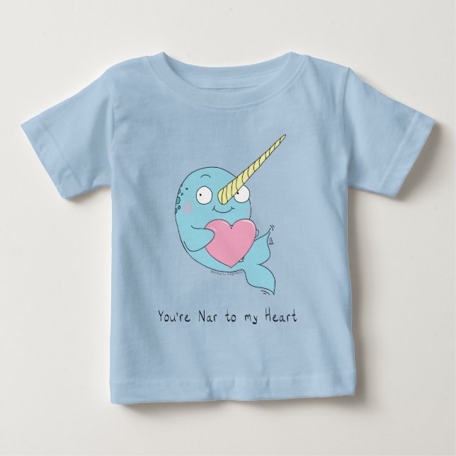 Narwhal accroche un T-shirt de bébé de coeur (Devant)